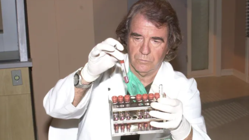 Considerado o papel mais importante e marcante de sua carreira na televisão, o Dr. Augusto Albieri de O Clone levantou debates éticos em todo o Brasil - Reprodução/ Gianne Carvalho/TV Globo