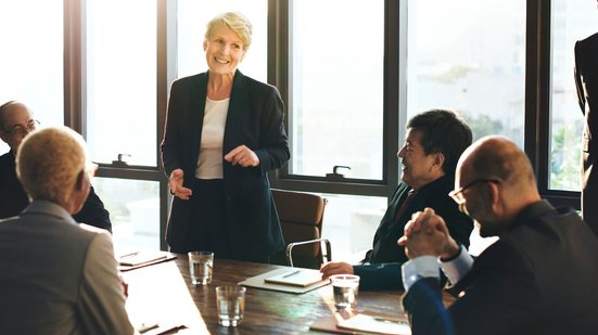 Mulheres da geração Baby Boomers representam 18,4% da presença feminina em cargos de liderança - Adobe Stock