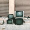 Televisões quebradas descartadas incorretamente na calçada - Banco de Imagens / Pexels