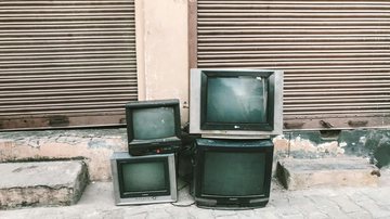 Televisões quebradas descartadas incorretamente na calçada - Banco de Imagens / Pexels