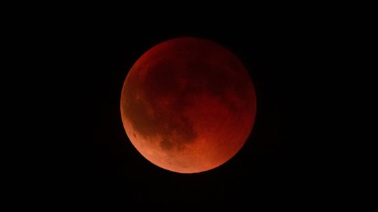 Lua de Sangue será visível parcialmente em diversas regiões do Brasil - Adobe Stock