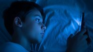 O brilho natural das telas pode ser muito prejudicial ao sono quando usado a noite; mas filtros dos aparelhos ajudam a mitigar os efeitos - Adobe Stock