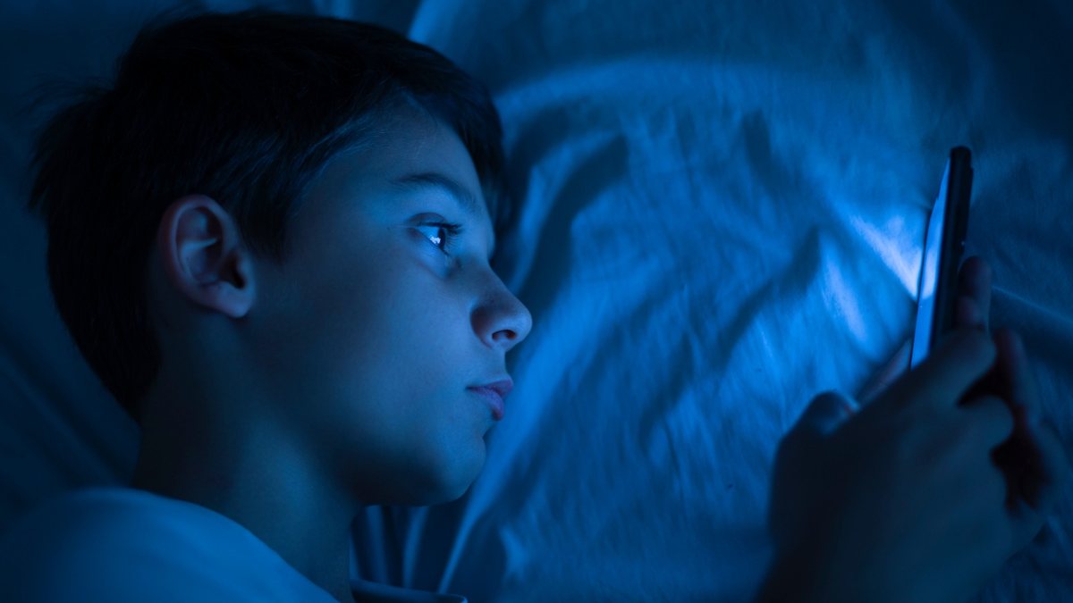 O brilho natural das telas pode ser muito prejudicial ao sono quando usado a noite; mas filtros dos aparelhos ajudam a mitigar os efeitos - Adobe Stock