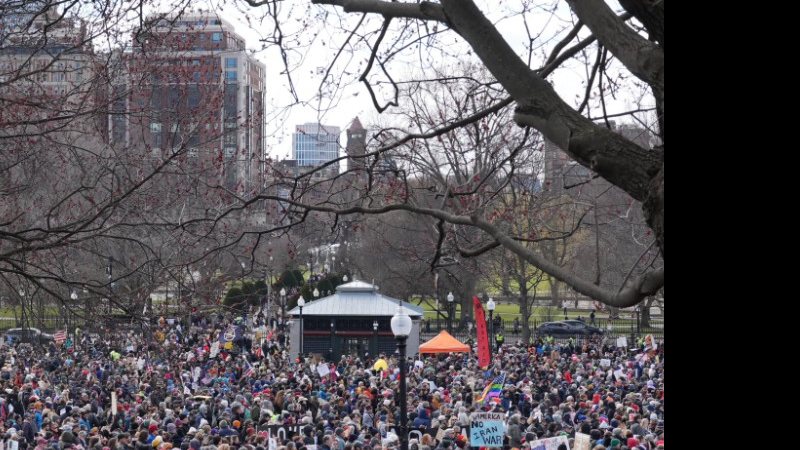 Manifestantes contra o governo Trump e a guerra no Irã ocupam as ruas de Boston - Foto: Reprodução Instagram