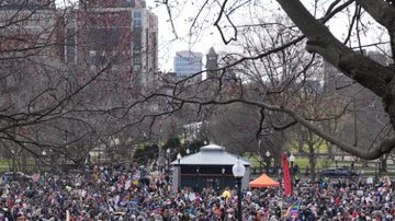 Manifestantes contra o governo Trump e a guerra no Irã ocupam as ruas de Boston - Foto: Reprodução Instagram
