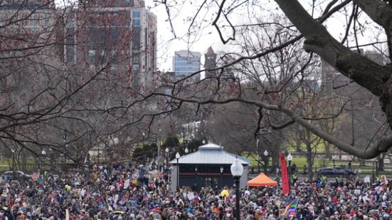 Manifestantes contra o governo Trump e a guerra no Irã ocupam as ruas de Boston - Foto: Reprodução Instagram