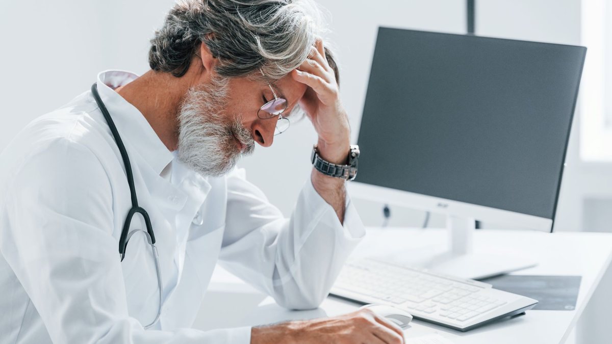 Estudo para medir a qualidade de vida e a saúde mental dos médicos brasileiros ouviu 2.005 profissionais - Envato