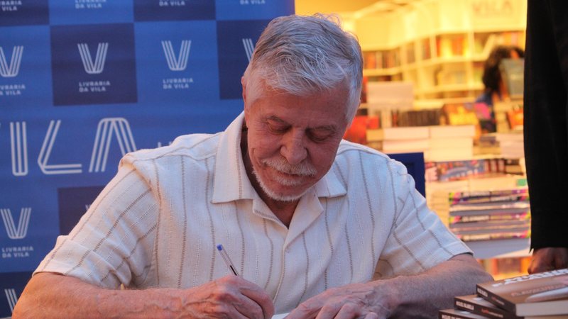 O ator está lançando o livro "A partilha e outras peças teatrais" - Divulgação/Mateus Soares