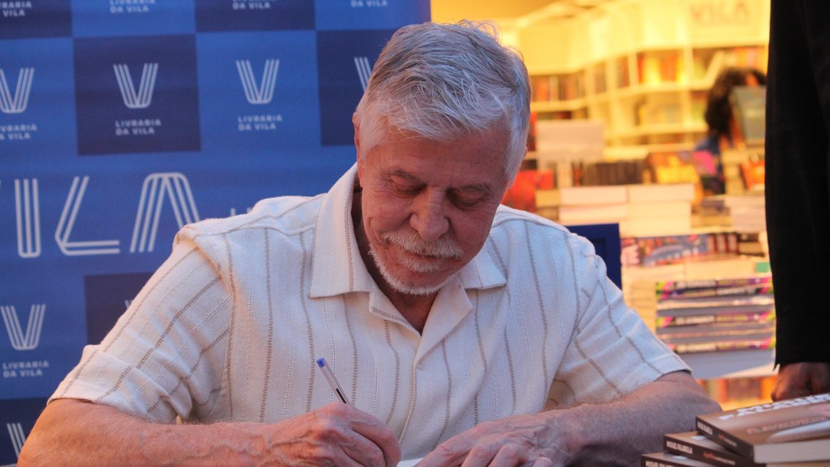 O ator está lançando o livro "A partilha e outras peças teatrais" - Divulgação/Mateus Soares