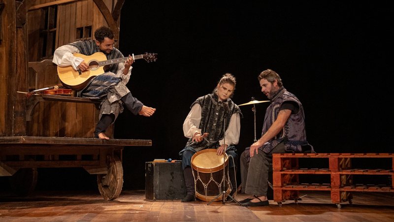 Peça teatral "Mistério Bufo", de Dario Fo, em cartaz no Teatro Itália - Divulgação