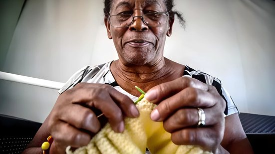 59% dos brasileiros acima dos 50 anos que se enquadram na classe D são mulheres e 70% se declaram pretas ou pardas - Rafa Neddermeyer/Agência Brasil