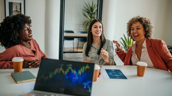 Contra barreiras invisíveis, mulheres seguem avançando no mercado financeiro