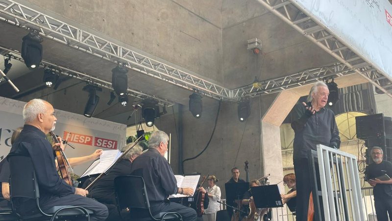 A orquestra faz um reconhecimento da experiência artística com músicos profissionais e conta com direção artística do maestro João Carlos Martins - Alexandre Barreto / VIVA