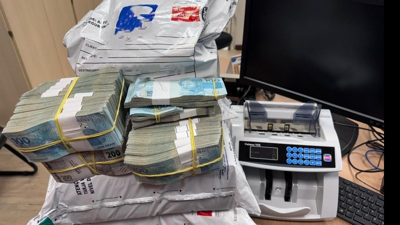 O valor foi sacado por um dos presos e seria entregue a outros três - Reprodução/PF