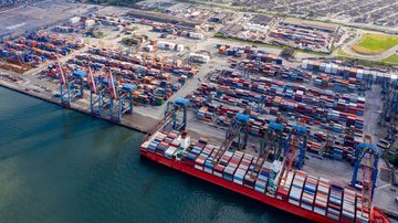 Porto de Santos, por onde passam anualmente cerca de 30% das exportações brasileiras - Adobe Stock