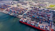 Porto de Santos, por onde passam anualmente cerca de 30% das exportações brasileiras - Adobe Stock