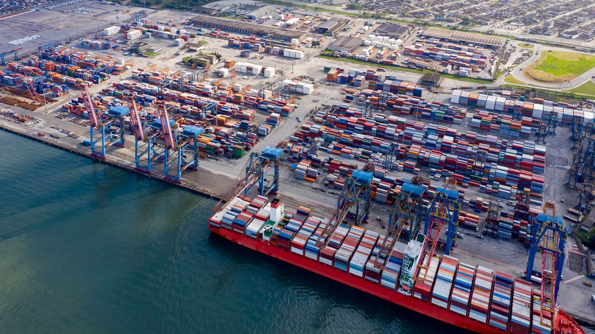 Porto de Santos, por onde passam anualmente cerca de 30% das exportações brasileiras - Adobe Stock