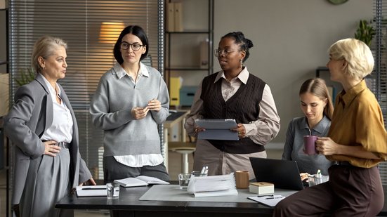 Prestígio hierárquico e o status aparecem como os fatores menos relevantes para todas faixas etárias, diz estudo - Envato