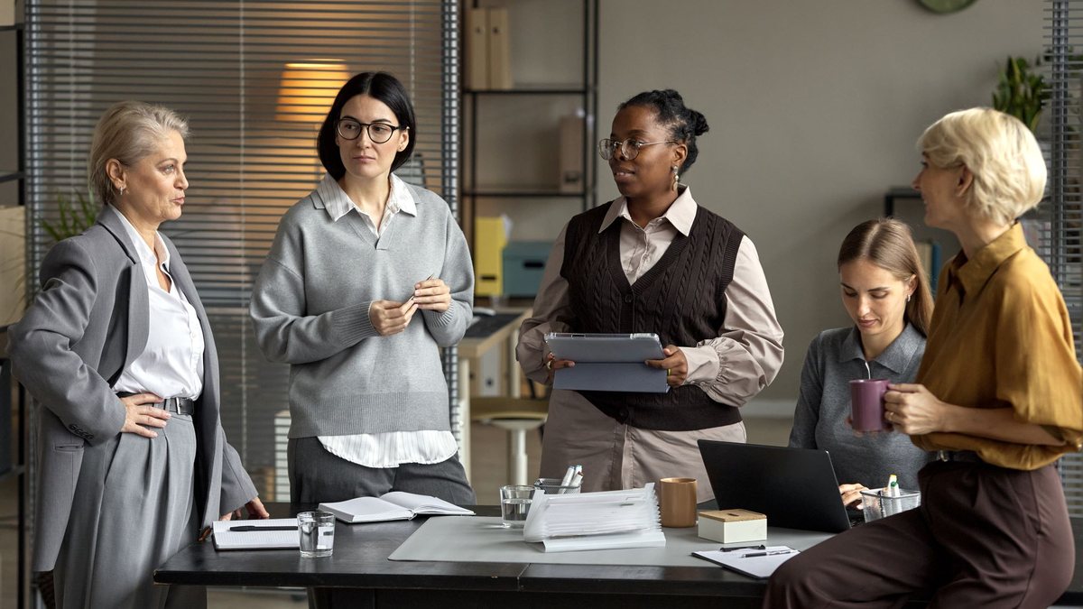 Prestígio hierárquico e o status aparecem como os fatores menos relevantes para todas faixas etárias, diz estudo - Envato