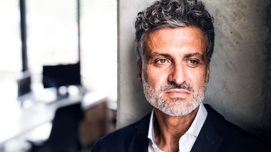 Um quinto dos profissionais 50+ afirma ter omitido idade para ampliar as chances de contratação - Envato