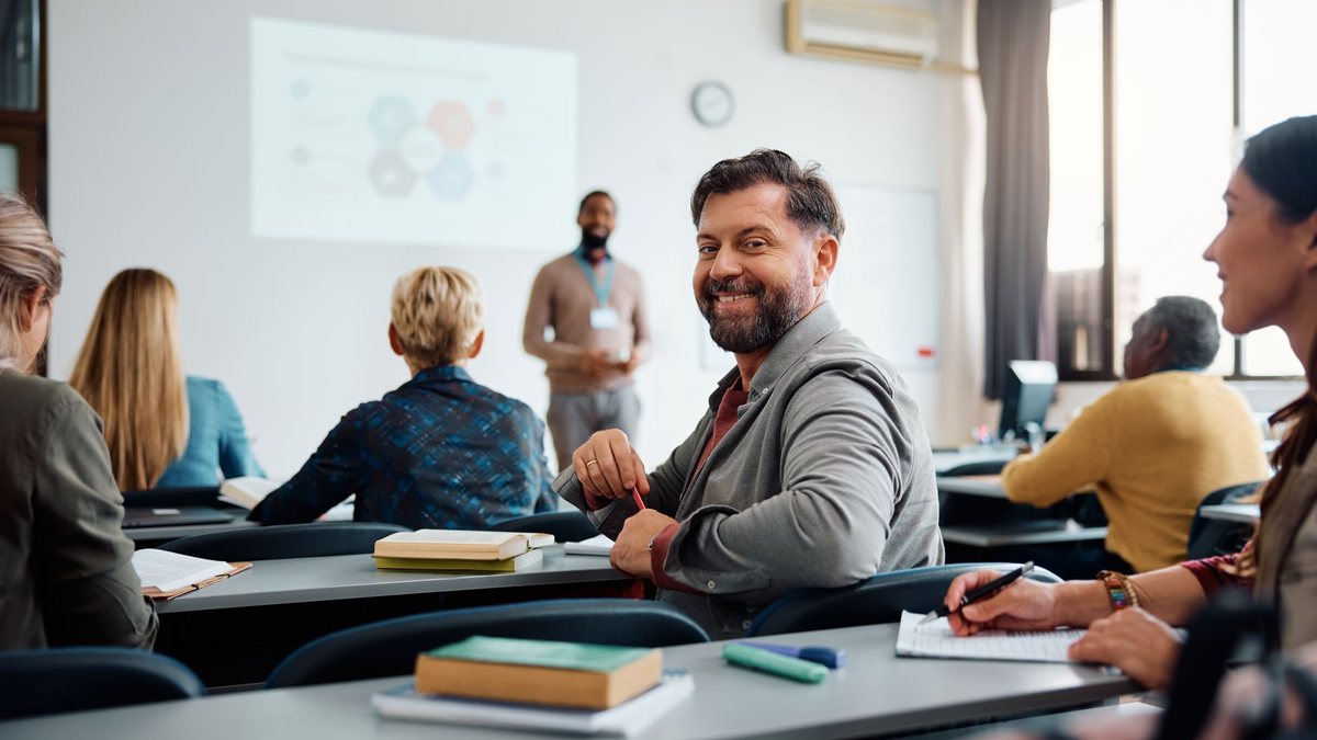 Para especialista, profissional mais qualificado tem mais poder de mudança e de tomar as rédeas da carreira - Envato