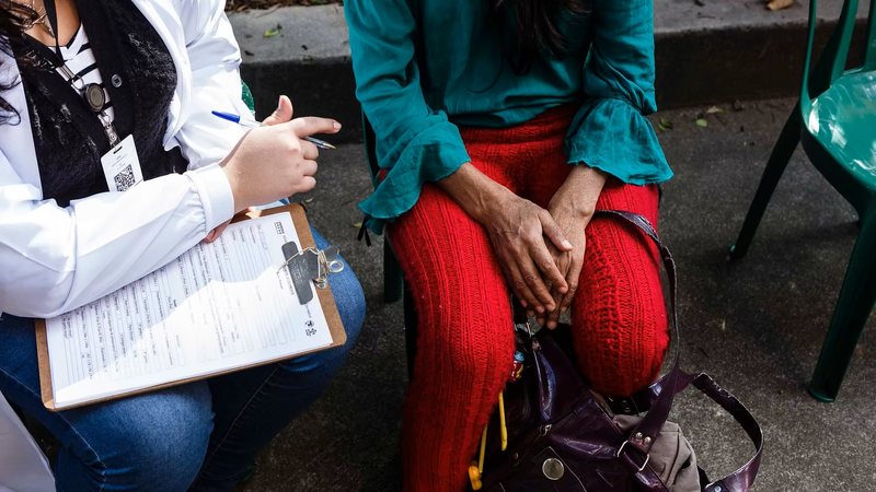 Voluntária do Coletivo Mulheres da Rua realiza serviço social junto a prostituta  50+ na Luz, em SP - Mulheres da Luz/ Agentes da Cidadania - Divulgação