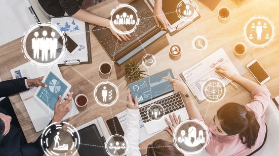 Impulsionadas pela IA, cerca de 40% das empresas devem redesenhar suas hierarquias, prevê o estudo - Adobe Stock