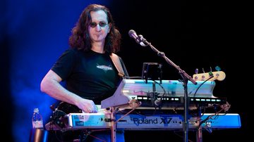 O vocalista e tecladista Geddy Lee durante apresentação; pré-venda começa nesta terça-feira, 3, para clientes Itaú - Wikimedia Commons
