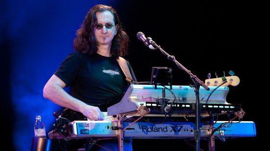 O vocalista e tecladista Geddy Lee durante apresentação; pré-venda começa nesta terça-feira, 3, para clientes Itaú - Wikimedia Commons