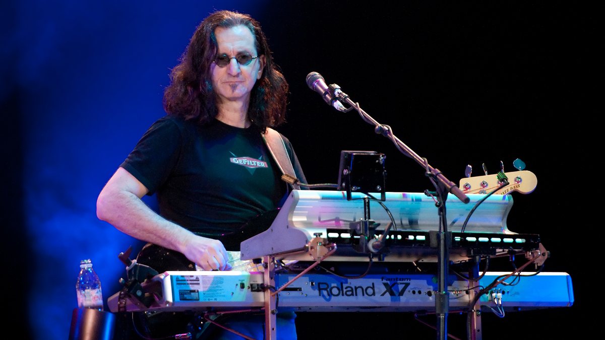 O vocalista e tecladista Geddy Lee durante apresentação; pré-venda começa nesta terça-feira, 3, para clientes Itaú - Wikimedia Commons