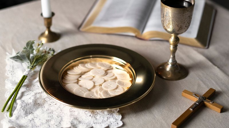 Fieis participam da Vigília Pascal, celebrando a Ressurreição e a vitória da vida sobre a morte - Banco de Imagens / Freepik