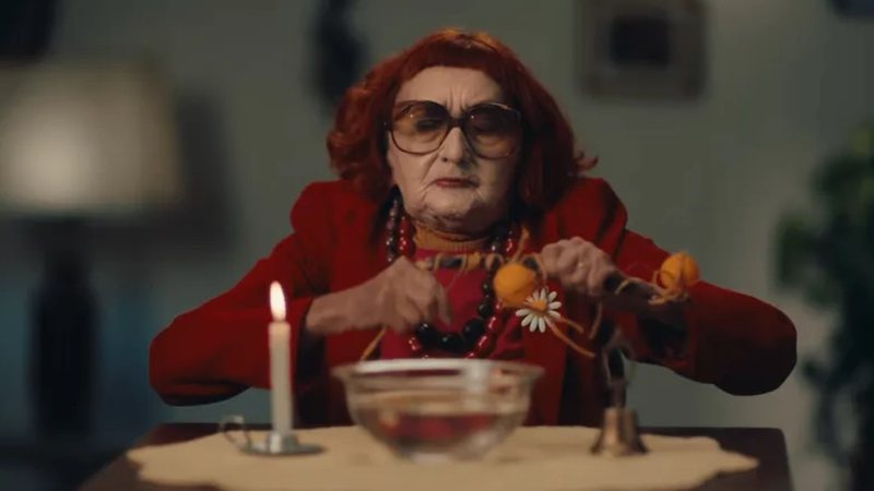 "Isso é para dar muita sorte para o cinema brasileiro", brincou Tânia Maria, fantasiada de Tia Gladys - Instagram/Reprodução/@taniamariaatriz