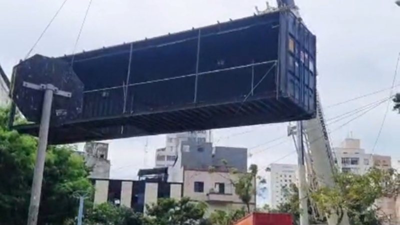 A estrutura do Teatro de Contêiner sendo desmontada no final de semana - Reprodução/Instagram