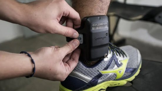 A vítima terá um dispositivo de segurança que alertará caso ele se aproxime - Tiago Stille/ Governo do Ceará