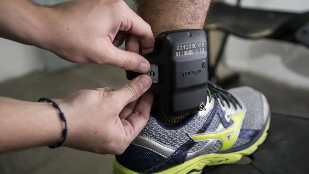 A vítima terá um dispositivo de segurança que alertará caso ele se aproxime - Tiago Stille/ Governo do Ceará