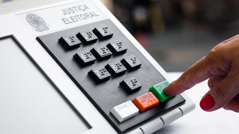 A IA é um dos tópicos centrais da resolução do TSE. Rotulagem obrigatória e restrição temporal antes do pleito são algumas das determinações - Adobe Stock