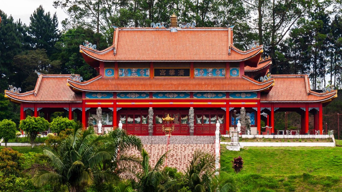 Vista do Templo Budista Quan-Inn, no bairro do Grajaú, na zona sul de São Paulo - Adobe Stock