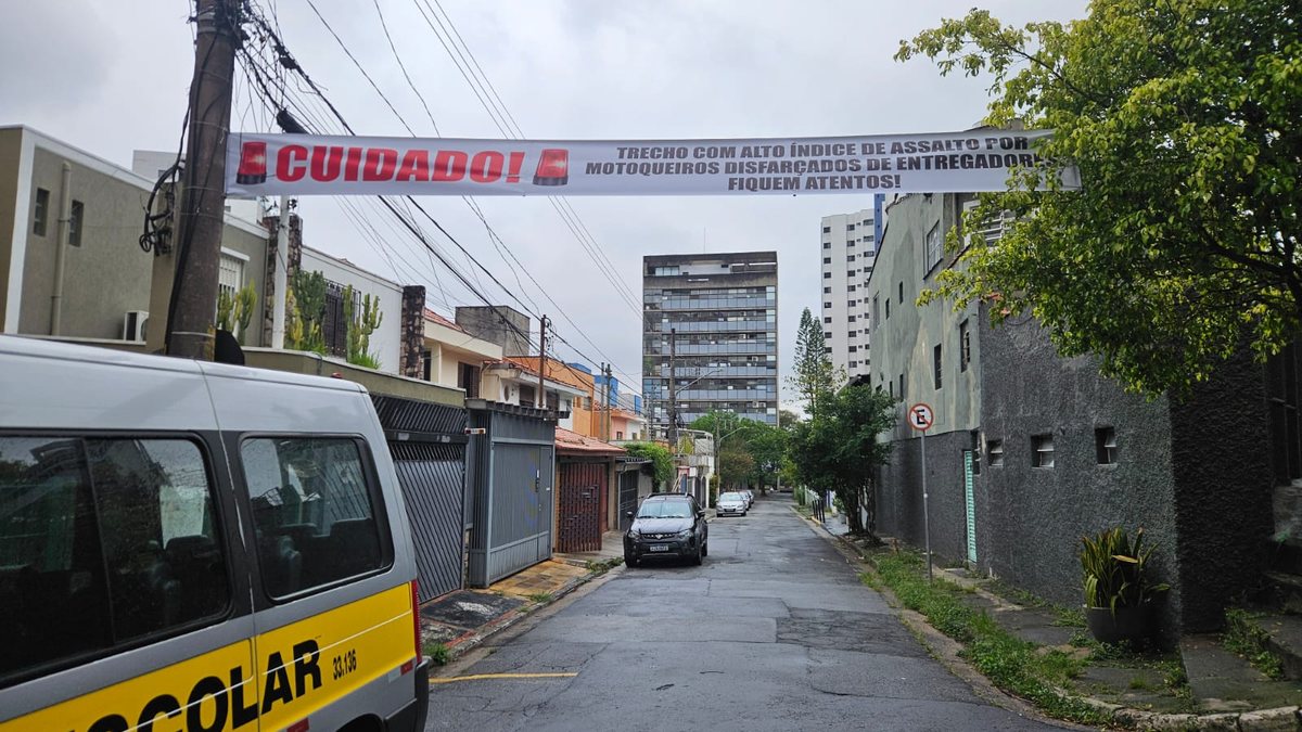 Em protestos pela falta de segurança, moradores colocam faixas de alerta nas ruas - Arquivo Pessoal/Natalie Lagnado
