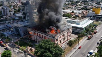 Incêndio atingiu o prédio histórico do Instituto Estadual de Educação Dr. Caetano Munhoz da Rocha - Wilson Leandro/W7 Films