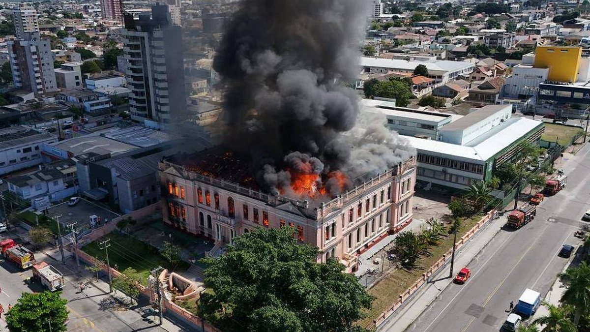 Incêndio atingiu o prédio histórico do Instituto Estadual de Educação Dr. Caetano Munhoz da Rocha - Wilson Leandro/W7 Films
