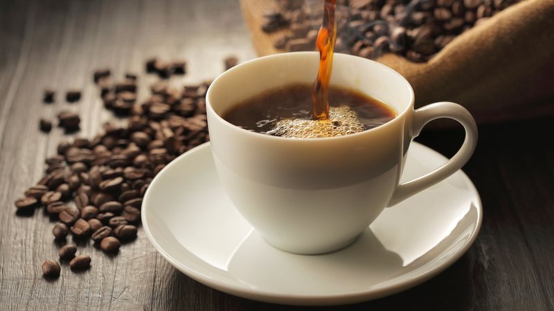 O café puro é a opção mais equilibrada, mas deve ser consumido com moderação - Adobe Stock