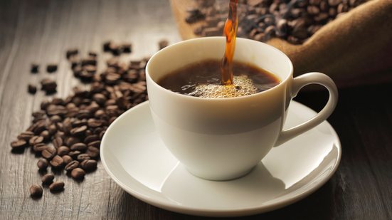 O café puro é a opção mais equilibrada, mas deve ser consumido com moderação - Adobe Stock