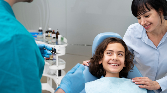 76,1% dos jovens entre 15 e 19 anos tiveram algum dente afetado por cárie - Freepik