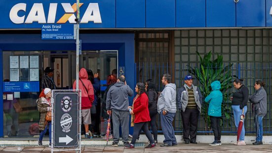 Feriado prolongado de Tiradentes altera horários de serviços públicos, bancos e atendimentos presenciais - Bruno Peres/Agência Brasil