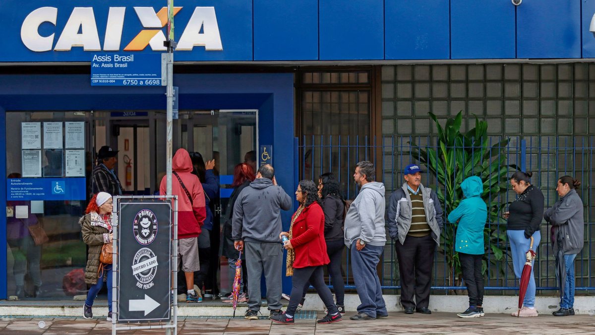 Feriado prolongado de Tiradentes altera horários de serviços públicos, bancos e atendimentos presenciais - Bruno Peres/Agência Brasil