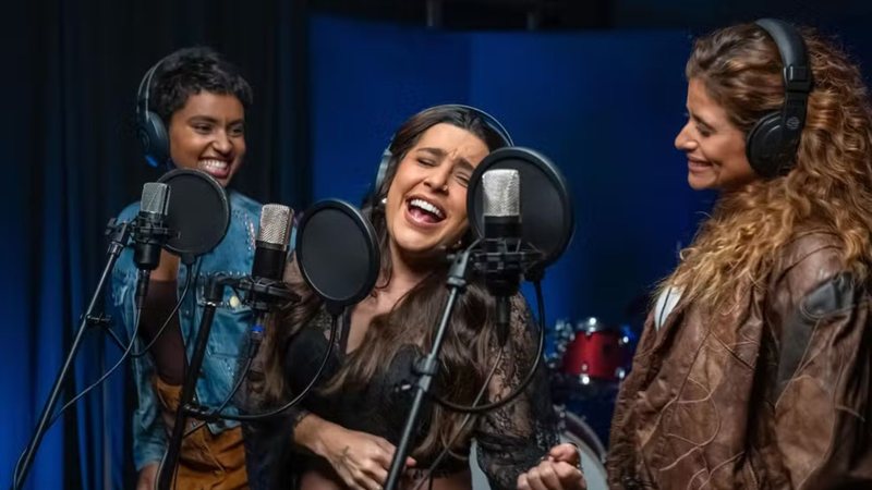Agrado (Isadora Cruz) e Eduarda (Gabz) gravam sucesso com Lauana Prado em Coração Acelerado - Reprodução Globo/ Estevam Avellar