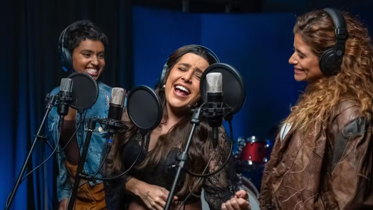 Agrado (Isadora Cruz) e Eduarda (Gabz) gravam sucesso com Lauana Prado em Coração Acelerado - Reprodução Globo/ Estevam Avellar