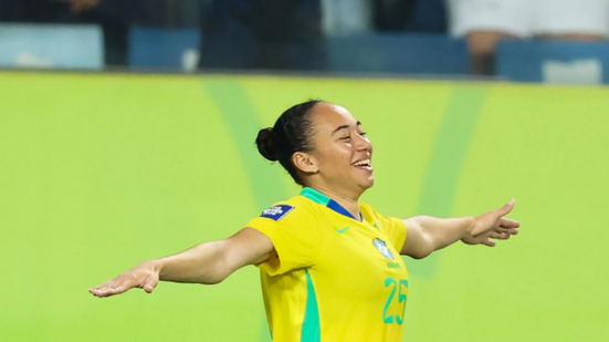 Aline Gomes pegou o rebote e bateu bonito por cima para abrir o placar - Lívia Villas Boas/CBF