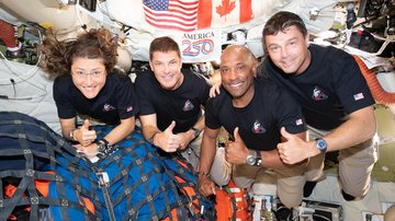 Nova bandeira faz referência à comemoração de 250 anos da Independência dos Estados Unidos - Divulgação NASA