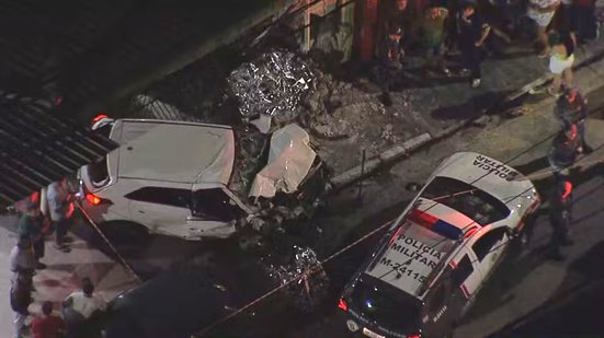 Duas crianças morreram atropeladas após carro bater no portão de casa em Diadema, na Grande SP - Reprodução/TV Globo